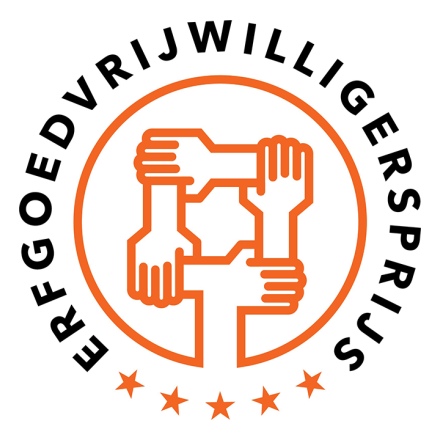 Logo erfgoedvrijwilligersprijs, vier handen die elkaar vasthouden.
