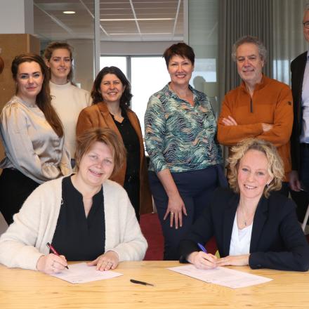 Marike Vegt, Directeur Stichting Kunst & Cultuur en voorzitter van de Raad van Twaalf, en @Marlies Tal, LKCA, tekenen de samenwerkingsovereenkomst. 