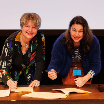 Afbeelding: Gabbi Mesters (directeur-bestuurder Fonds voor Cultuurparticipatie) en Marieke Vegt (Voorzitter Raad van Twaalf en directeur-bestuurder stichting Kunst & Cultuur) ondertekenen de samenwerkingsovereenkomst voor Cultureel Nederland in Kaart. Fotograaf: Rutger Vos.