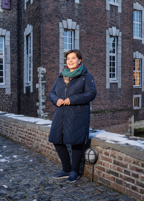 Anne Rose Orbons, conservator Kasteel Hoensbroek, op de brug voor het kasteel.