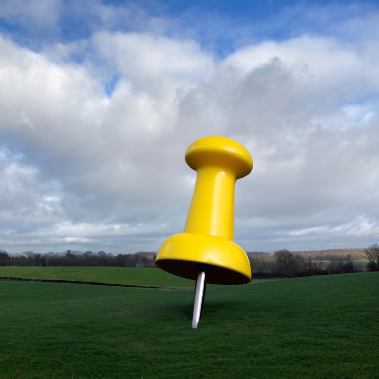 Een grote speld in het glooiende heuvellandschap van Zuid-Limburg