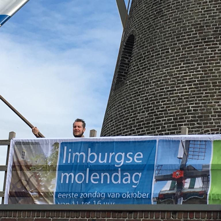 Een molen met een spandoel van Limburgse Molendag