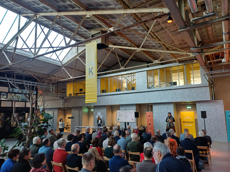 Presentatie tijdens het Financieringscafé in de centrale hal van Weerstand bij het Huis voor de Kunsten Limburg.
