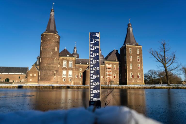 Een waterpeil stok in de vijver voor kasteel Hoensbroek, in de winter.