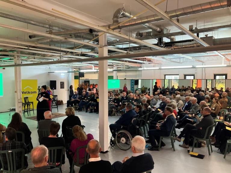 Mensen in een zaal