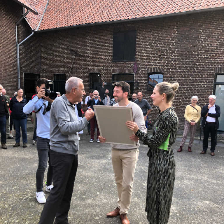 Uitreiking Boerderij van het Jaar 2023 door Hans Franssen aan familie Schuurman.