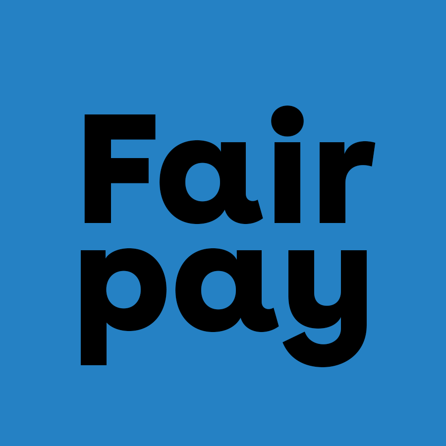Fair Pay typografisch verwerkt op een blauwe achtergrond 