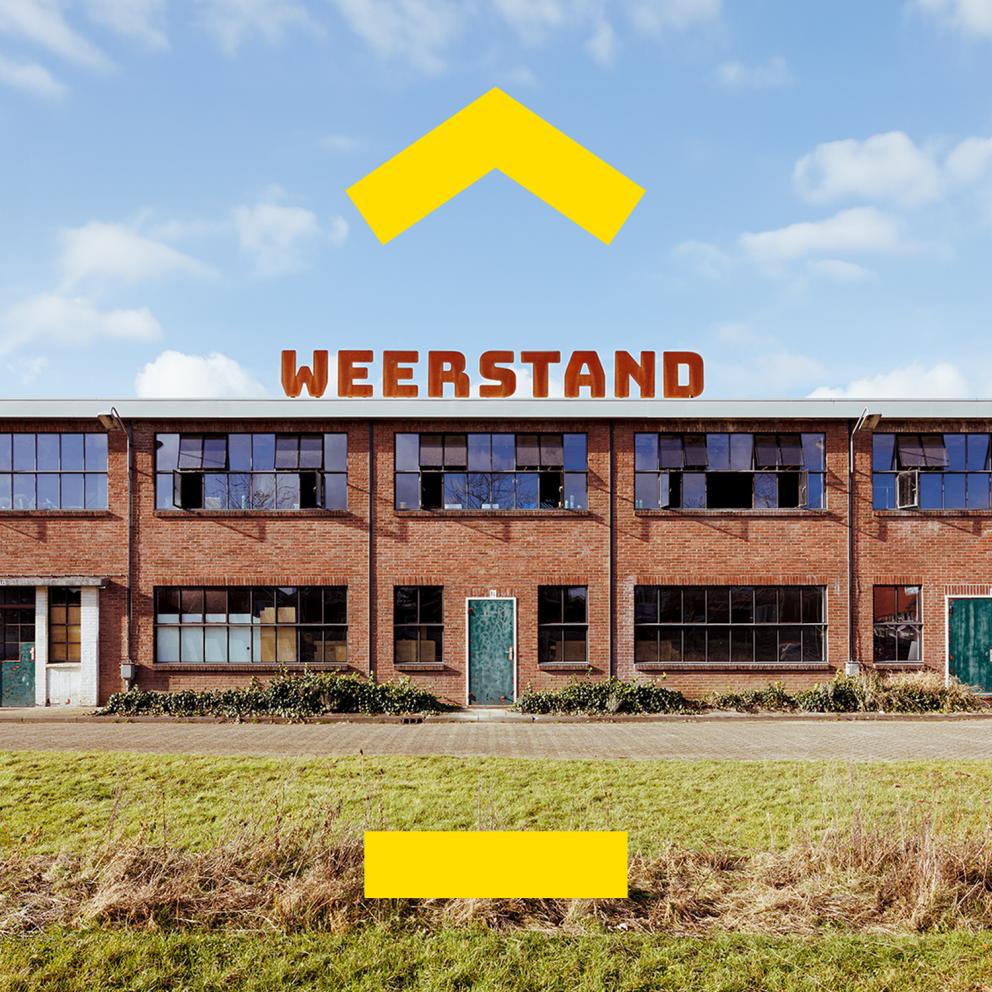 Foto van de gevel van Weerstand met daaromheen delen van het logo van het Huis voor de Kunsten Limburg.