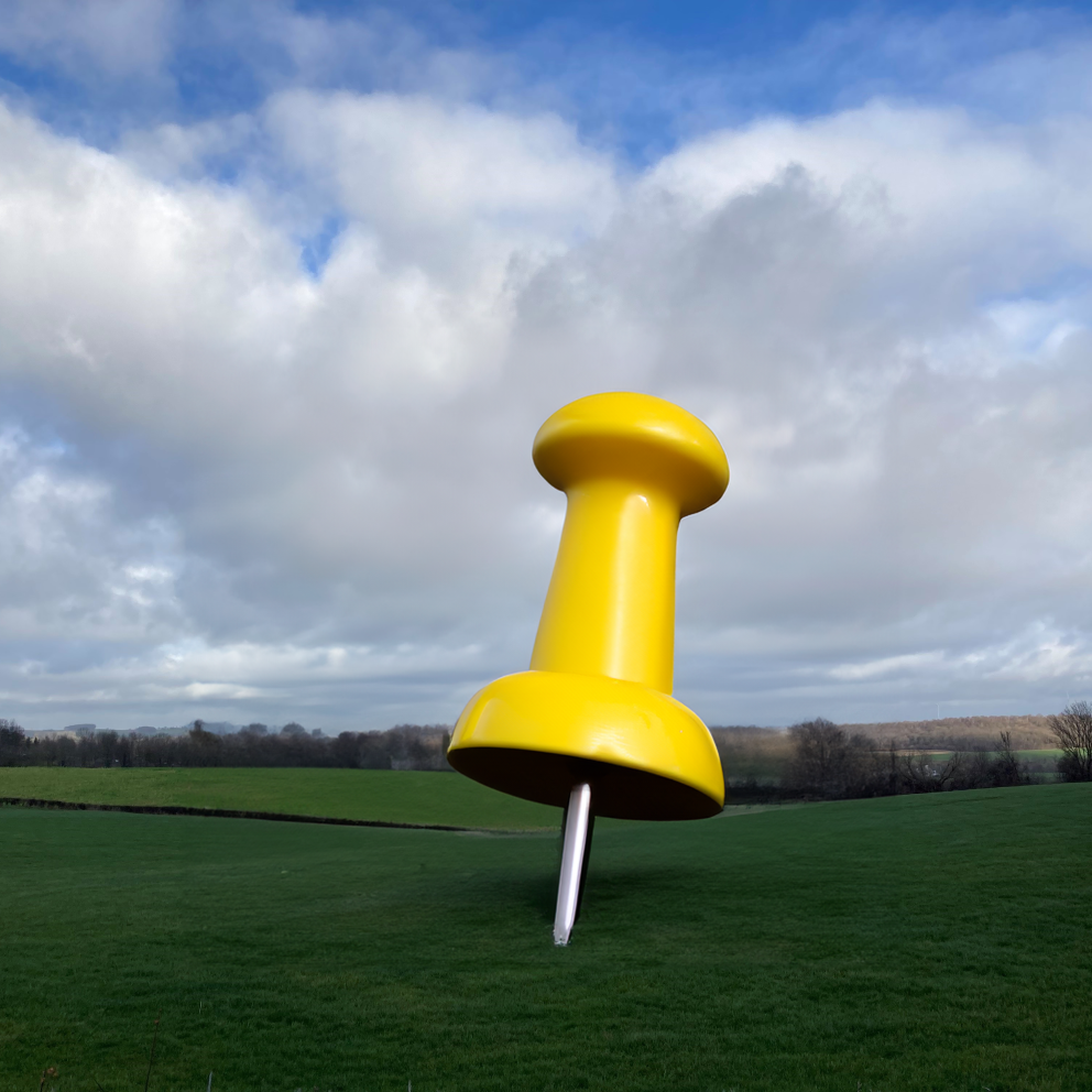Een grote speld in het glooiende heuvellandschap van Zuid-Limburg