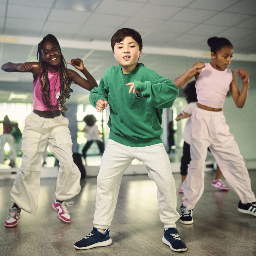 Drie kinderen die dansmoves leren