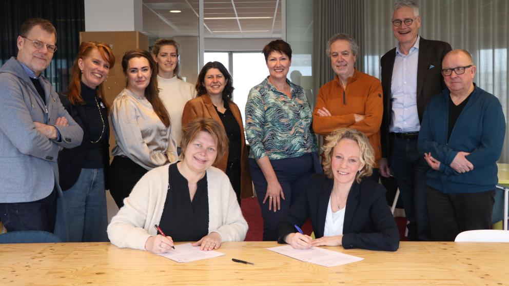 Marike Vegt, Directeur Stichting Kunst & Cultuur en voorzitter van de Raad van Twaalf, en @Marlies Tal, LKCA, tekenen de samenwerkingsovereenkomst. 