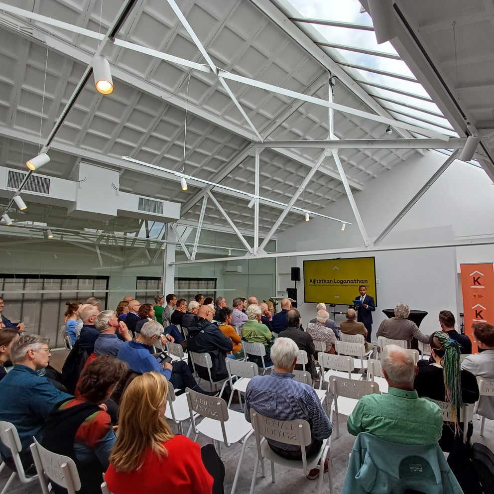 Bijenkomst in theateropstelling in de witte zaal van het Huis voor de Kunsten Limburg.