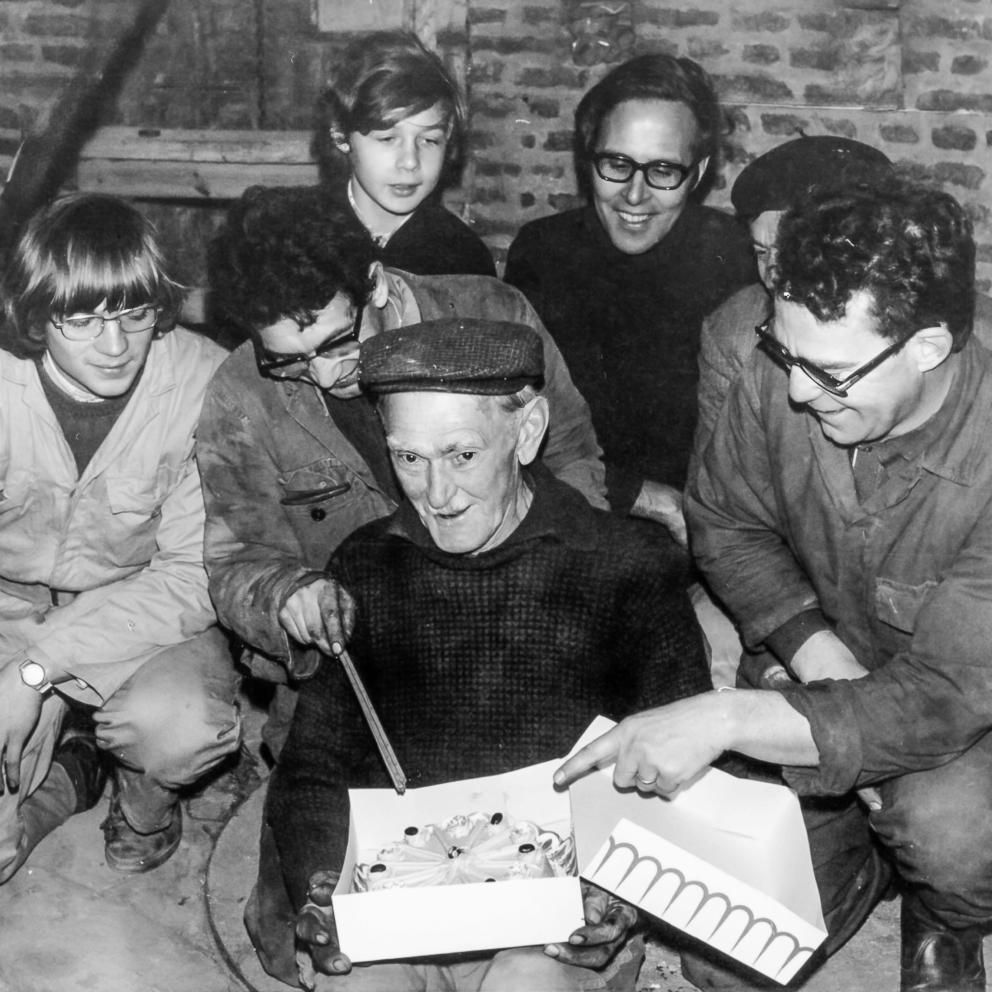 Instructeur Lei van de Winkel met de eerste Limburgse leerling-molenaars in 1972 (Foto: Piet van Hooff, Archief Molenstichting Limburg)