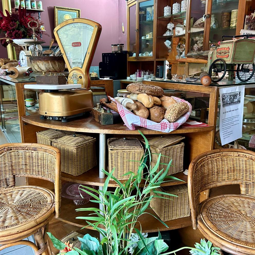 De balie van het Limburgs Vlaai Bakkerij Museum met verschillende objecten zoals weegschalen.