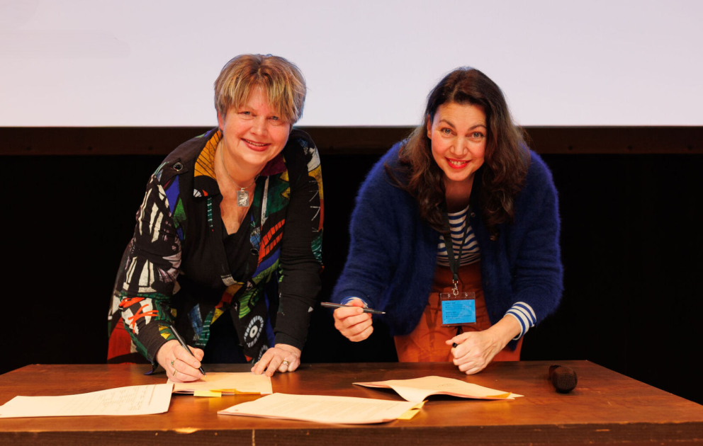 Afbeelding: Gabbi Mesters (directeur-bestuurder Fonds voor Cultuurparticipatie) en Marieke Vegt (Voorzitter Raad van Twaalf en directeur-bestuurder stichting Kunst & Cultuur) ondertekenen de samenwerkingsovereenkomst voor Cultureel Nederland in Kaart. Fotograaf: Rutger Vos.