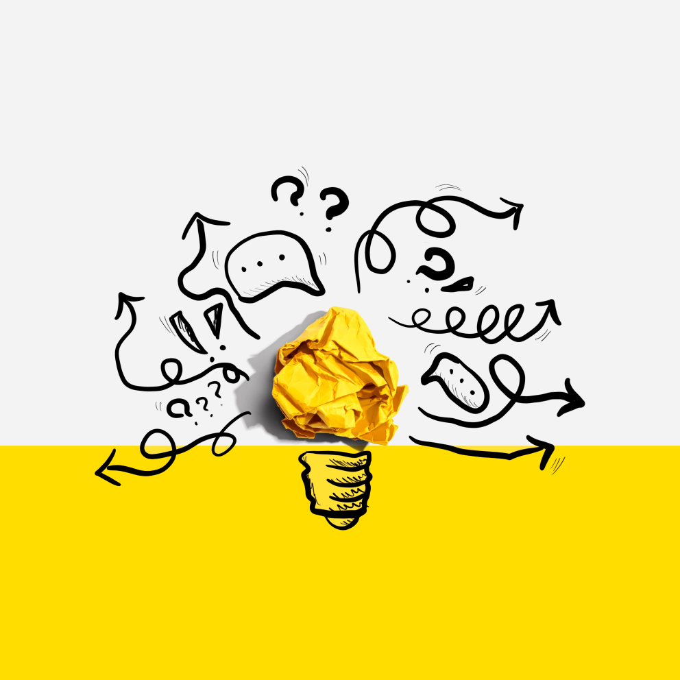 Getekende gloeilamp met een papierpropje als bol, met pijlen en tekstwolken tegen een gele en witte achtergrond