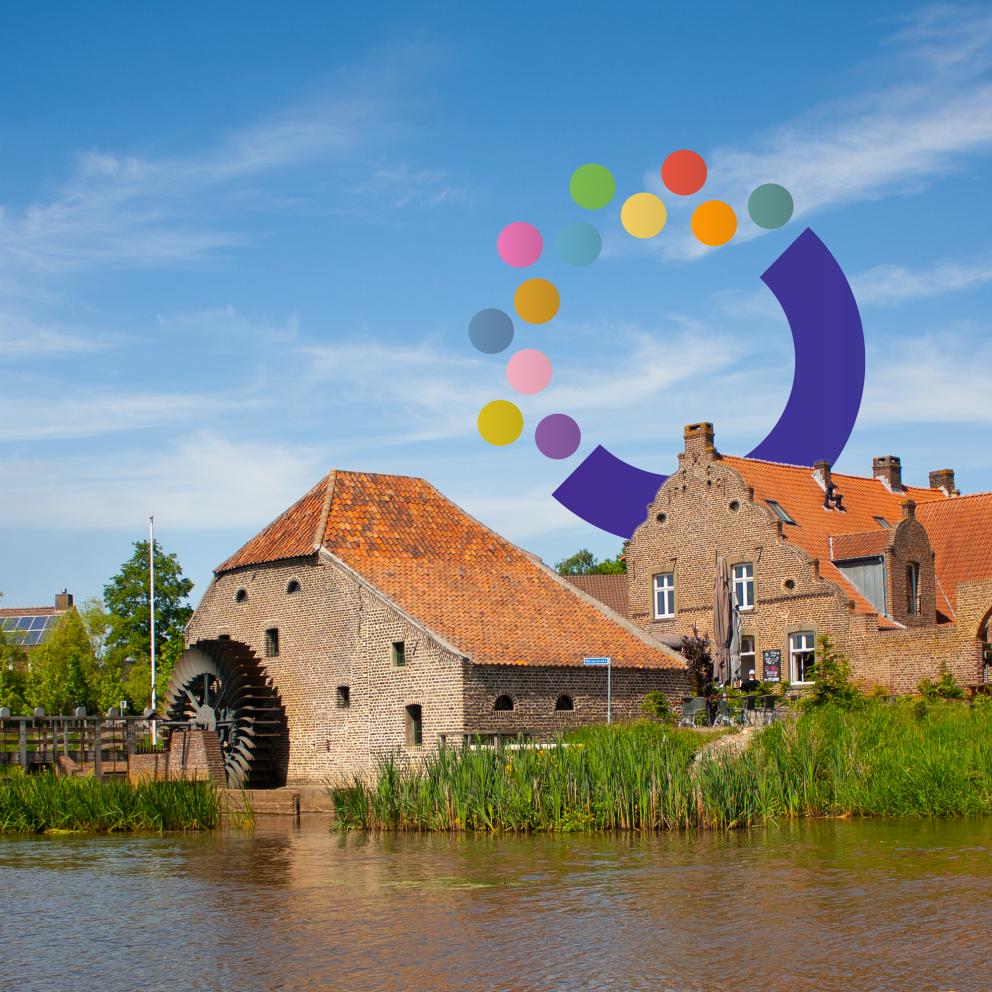 Foto van een watermolen, de friedesse molen in neer, bomen, een meer en een witte zwaan. In de lucht het logo van OPEN, een paarse O met gekleurde bollen.
