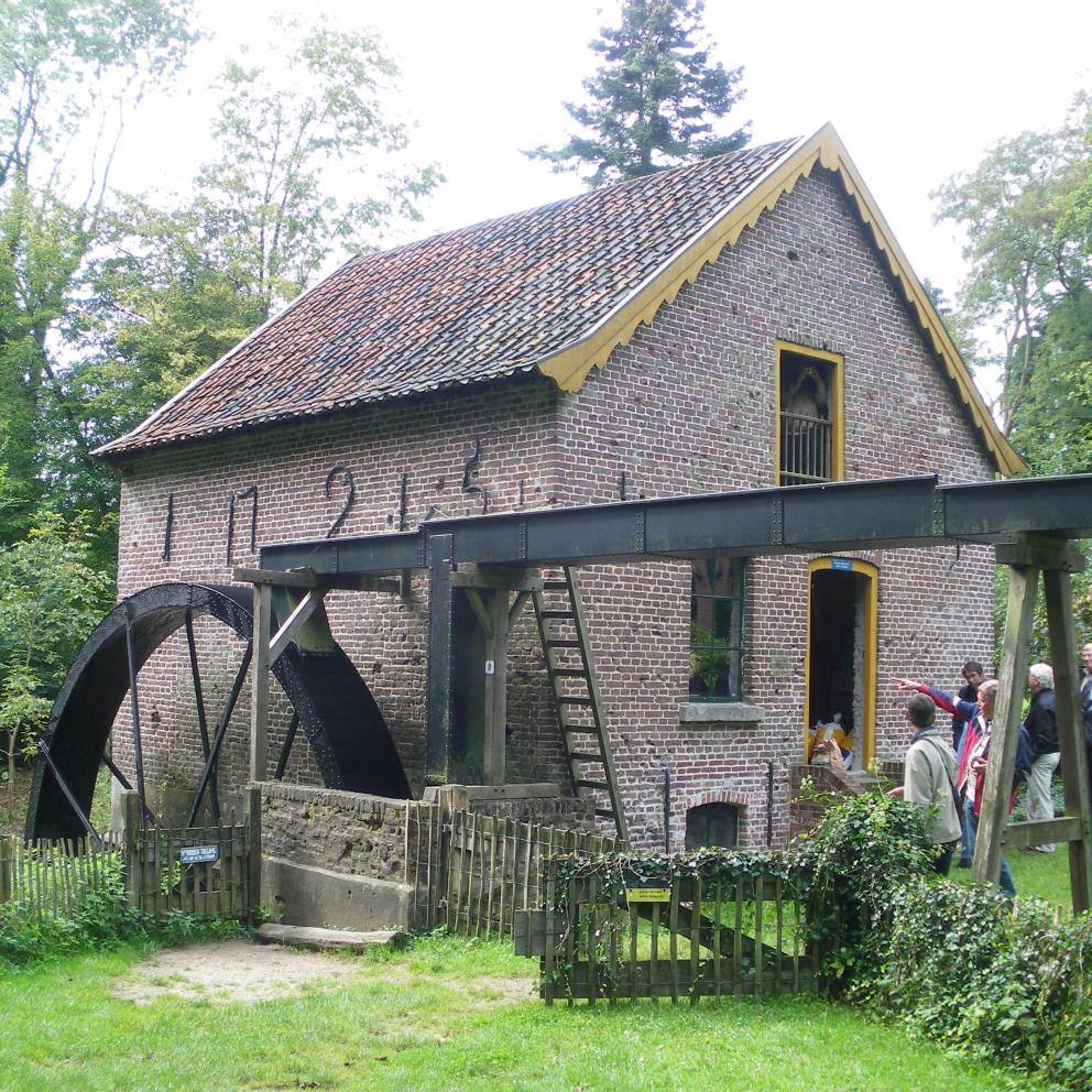 Op de afbeelding is de Bovenste Plasmolen te zien. Voor de molen staat een groep bezoekers.