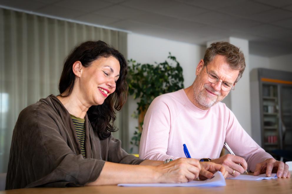 Gabbi Mesters (directeur bestuur van het FCP) en Ruud van Eeten (directeur-bestuurder van het Huis voor de Kunsten Limburg) tijdens het officiële moment waarop de overeenkomst wordt ondertekend.