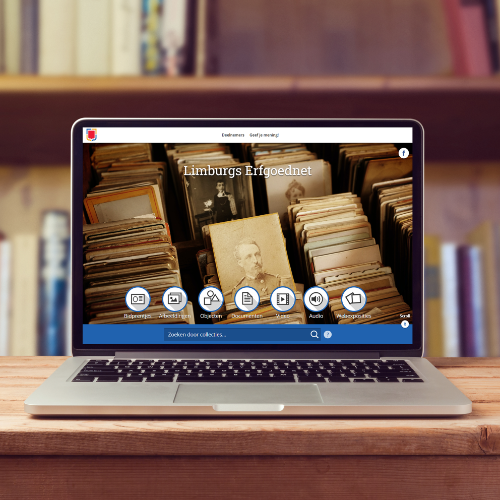 Een laprop op een tafel waarop de website Limburgs ErfgoedNet geopend is. Op de website zijn bidprentjes te zien, op de achtergrond staat een boekenkast.